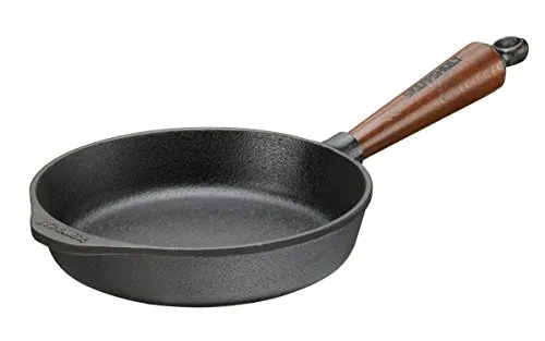 SKEPPSHULT Pfanne 20 cm - Hohe Seiten und Holzgriff aus Gusseisen - Pfanne aus Gusseisen - ideal für gesundes Braten, geeignet für alle Herdarten, auch Induktion. Perfekt für Fleisch und Bratkartoffeln. Made in Sweden.