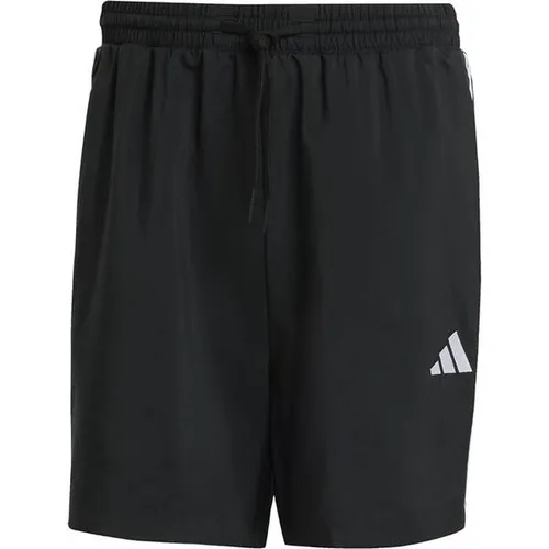 ADIDAS Herren Shorts Essentials 3-Streifen Chelsea - Shorts aus 100% recycelten Materialien, bequemes Tragegefühl und sportlicher 3-Streifen-Look – ideal für Freizeit und Sport.