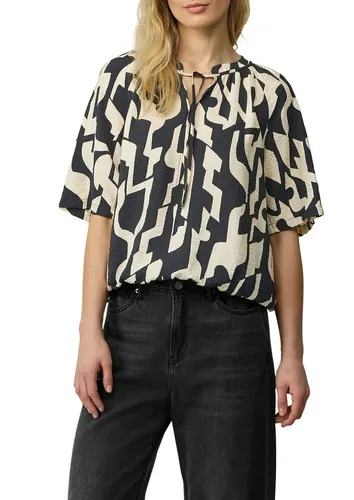 s.Oliver Kurzarmbluse BLACK AOP mit All-Over Print - Blusenshirts mit atmungsaktiver und pflegeleichter Viskose, ideal für lässige Outfits. Perfekt für den Sommer!