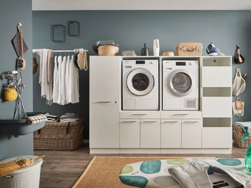Waschmaschinenumbauschrank LAUNDREEZY in Weiß - 235x162x67,5 cm - Praktischer Waschmaschinenumbauschrank LAUNDREEZY in modernem Weiß. Mit 8 Türen bietet er viel Stauraum und passt sich flexibel in jede Einrichtung an. Ideal für Waschraum oder Küche, gefertigt aus robustem Holzwerkstoff.