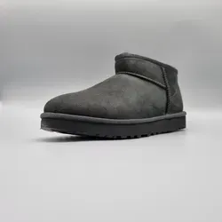 UGG Damen Classic Ultra Mini Winter Boots, Schwarz, 40 EU - Wanderschuhe aus hochwertigem Leder, ideal für kalte Wintertage mit hervorragender Wärmeisolierung und stylischem Design.