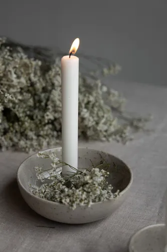 Storefactory LIDATORP small Nature Candlestick - Eleganter Kerzenständer aus Wachs, 330g schwer, für eine stilvolle und natürliche Atmosphäre in Ihrem Zuhause.