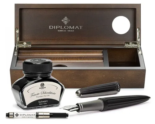 Diplomat Füllhalter Aero Schwarz Set - Exquisites Füllhalter-Set mit Wenge-Holz Etui und hochwertiger Schreibtinte von Octopus Fluids, ideal für Liebhaber edler Schreibkultur.