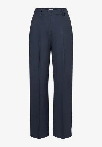 weite Anzughose mit Struktur von MORE & MORE - Die fein-strukturierte Anzughose mit weitem Bein und Bügelfalte bietet vielseitige Kombinationsmöglichkeiten für elegante und lässige Looks. Ideal für den stilvollen Business-Alltag oder entspannte Freizeit.
