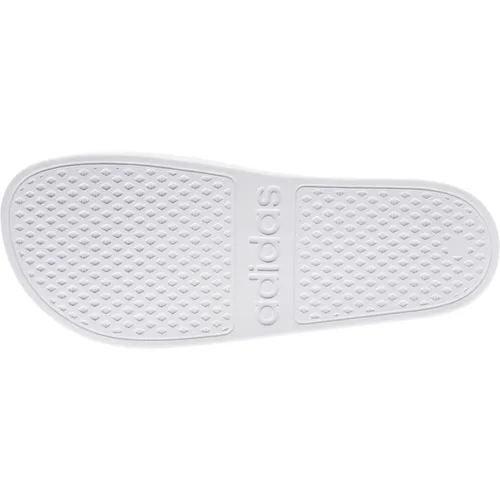 Adidas Adilette Aqua - weiß - Stylische Adilette für Schwimmbad und Freizeit. Mit weichem Cloudfoam Fußbett für hohen Tragekomfort und schnelltrocknendem Material ideal nach dem Workout. Der adidas Signature-Style setzt Akzente.