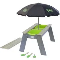 Aksent Sand- und Wassertisch mit Sonnenschirm und Gartenwerkzeugen - Outdoor-Spielzeug, multifunktional mit herausnehmbaren Kästen für Sand und Wasser, inklusive Sonnenschirm und Gartengeräten, aus wetterbeständigem Zedernholz für sicheres Spiel.