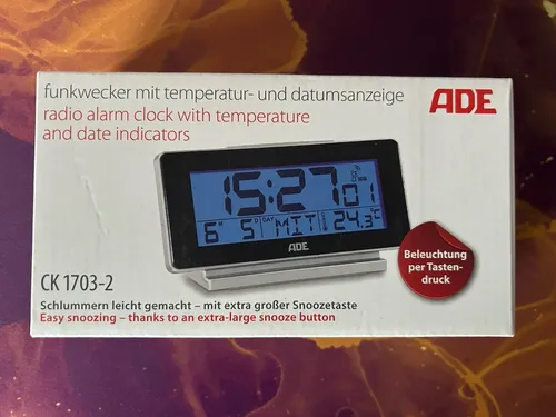 ADE Funktischuhr Digitaler Wecker - LCD mit Beleuchtung, Wochentag- und Temperaturanzeige, leicht ablesbar und ohne Ticken in elegantem Schwarz