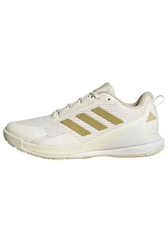 adidas Damen Novaflight 2 Indoor Schuhe, Off White/Gold met./Crystal Sand, 49 1/3 EU - Sportliche Indoor-Schuhe mit gepolstertem Obermaterial und Lightstrike Dämpfung für optimalen Komfort. Die rutschfeste Adiwear Außensohle sorgt für Stabilität und Langlebigkeit.