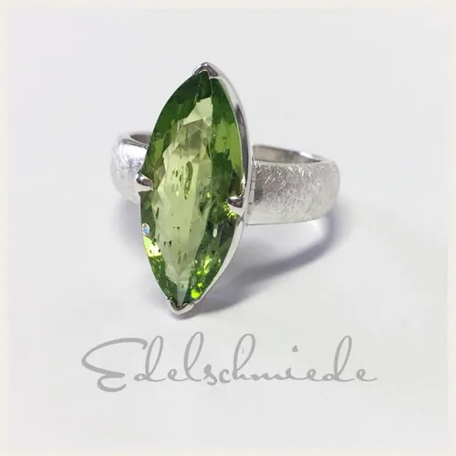 Silberring 925 Echt Silber eismattiert Ringgröße 60 facettierter Peridot als