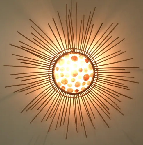 GURU SHOP Wandleuchte Lakkadiva aus Rattan und Perlmutt - Handgefertigte Wandleuchte aus Naturmaterialien, mit eingegossenen Muscheln und Abstandhalter für eine stilvolle Wandmontage. Ideal für ein gemütliches Ambiente!