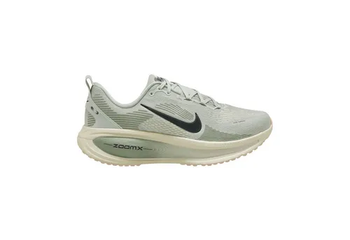 Herren Laufschuhe VOMERO 18 45EU - Die Herren Laufschuhe VOMERO 18 bieten eine weiche, reaktionsfreudige Dämpfung und eine atmungsaktive Passform für optimalen Komfort und Halt bei jedem Lauf.