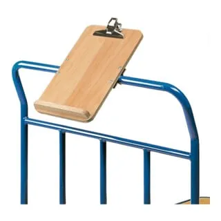Schreibtafel Transportwagen Holz A4 hoch mit Papierklammer - Praktischer Holz-Transportwagen für A4-Schreibtafeln, ausgestattet mit Papierklammer und Bleistiftablage – ideal für den mobilen Einsatz.