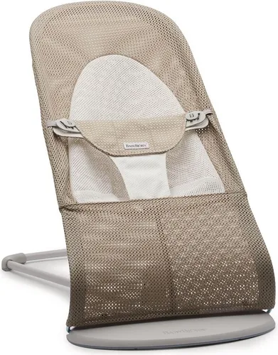 BabyBjörn Babywippe Balance Soft, Netzstoff, Grau-Beige/Weiß - Ergonomische Babywippe für Neugeborene, bietet natürliche Unterstützung und Schaukeln ohne Batterien. Zusammenklappbar und leicht zu transportieren, ideal bis 13 kg.