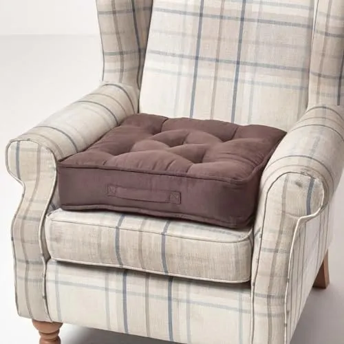 Homescapes Dickes Sitzkissen 50x50 cm - Braune Sitzerhöhung mit Velours-Bezug - Kissen für Komfort und Unterstützung, ideal für ältere Menschen und bei Gelenkschmerzen. Dicht gefüllt, langlebig und vielseitig einsetzbar.