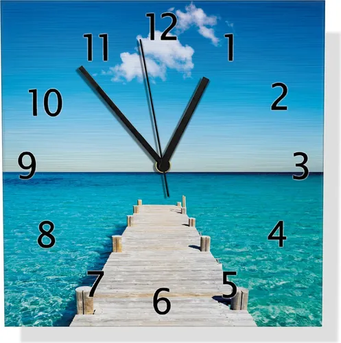 Wallario Design Wanduhr Steg am tropischen Meer, 30 x 30 cm - Verleihen Sie Ihrem Wohnraum mit dieser eleganten Alu-Uhr einen besonderen Akzent. Leicht, stabil und mit UV-beständigem Druck - eine perfekte Kombination aus Stil und Funktionalität.