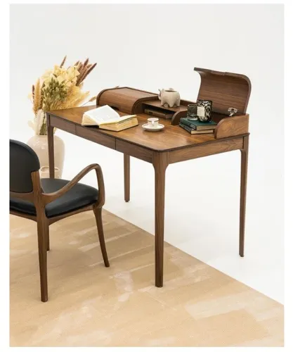 Moderner Brauner Designer Schreibtisch – Stilvolles Büromöbel - Eleganter Schreibtisch in Braun, ideal für Arbeitszimmer oder Schlafzimmer. Mit einer praktischen Größe von 120 x 65 x 85 cm bietet er ausreichend Platz für Ihre Arbeitsutensilien und sorgt für ein modernes Ambiente.