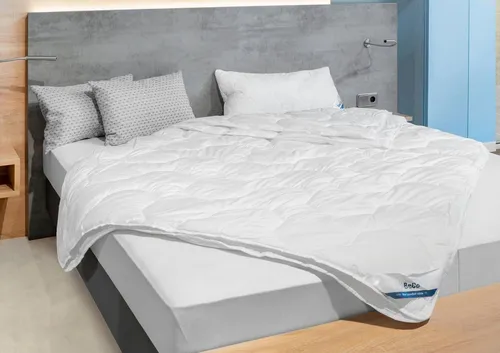 BeCo Kunstfaserbettdecke Gregor - Ganzjahresbettdecke 135x200cm, ideal für Allergiker, mit feuchtigkeitsregulierender 3D-Klimafaser für ein optimales Schlafklima und hygienisch waschbar bis 95 °C.