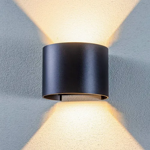 Lindby LED Wandleuchte außen 'Nivar' - Spritzwassergeschützt in Schwarz - Moderne LED Wandleuchte für den Außenbereich, spritzwassergeschützt und mit warmweißem Licht für eine angenehme Atmosphäre. Ideal für Garten oder Terrasse.