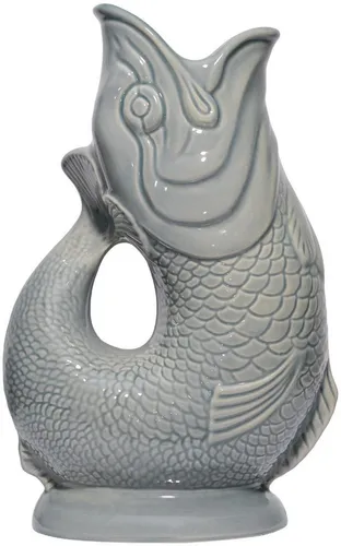 Gluckigluck Wasserkaraffe Dunkelgrau, 1,2 L – Handgefertigtes Fisch-Design - Elegante Gluckigluck Karaffe in Dunkelgrau, handgefertigt aus hochwertigem Porzellan. Mit 1,2 L Fassungsvermögen und dem charakteristischen Gluckergeräusch beim Einschenken – ein stilvolles Highlight für jeden Tisch.