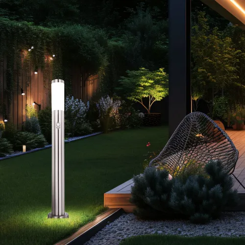 Wegeleuchte mit Bewegungsmelder - Edelstahl Gartenleuchte 11W 1055lm - Lampen für den Außenbereich, elegante Edelstahl Stehleuchte mit Bewegungsmelder für mehr Sicherheit, IP44 Schutzart, warmweißes Licht und energieeffizient mit 11W und 1055lm.