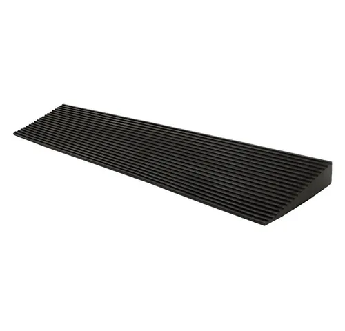 Kingpower Auffahrrampe für Rollstühle und Rollatoren - Vielseitige Schwellenrampe aus rutschfestem Vollgummi, ideal für barrierefreies Wohnen. Kürzbar nach Bedarf, perfekt für Innen- und Außenbereiche. Maße: 45 x 250 x 900 mm, Farbe: Schwarz.