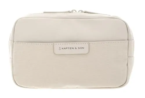 Kapten & Son Bergen Pro Crossbody Bag Sandstone - Die Kapten & Son Bergen PRO Umhängetasche vereint modernes Design mit Funktionalität. Ideal für Alltag und Reisen, bietet sie ausreichend Platz für Ihre Essentials. Maße: 22 x 15 x 5,5 cm.