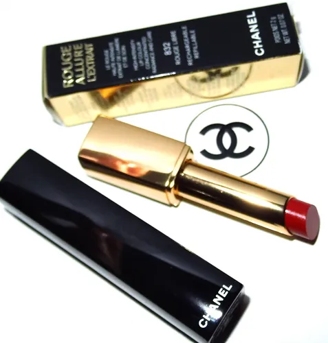 Chanel Rouge Allure L'Extrait Refillable - Rouge Libre 832 2g - Lippenstift in der Farbe Rouge Libre 832, nachfüllbar und sorgt für langanhaltende Farbe und Pflege, perfekt für jeden Anlass.