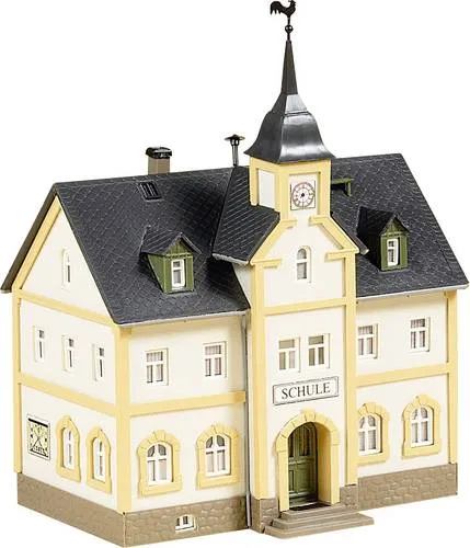 Auhagen 12353 H0, TT Dorfschule - Modelleisenbahnen-Zubehör, idealer Mittelpunkt für Ihr Dorf mit detailgetreuem Glockenturm und Wetterhahn.