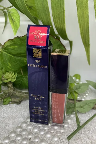 Estee Lauder COLOR ENVY Lip Color #Wicked Gleam - Lippenstift in verführerischem Rot, sorgt für langanhaltende Farbintensität und pflegt die Lippen gleichzeitig.