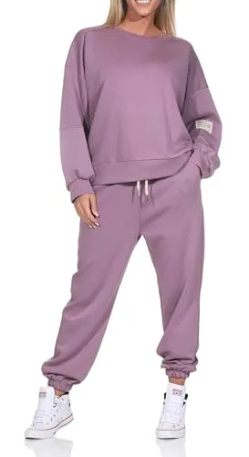 simaranda Damen Jogginganzug 7065 in Flieder (Set) - Stylischer Jogginganzug für Damen in Einheitsgröße 36-42, ideal für Sport und Freizeit. Hergestellt aus weichem Viscose-Mischgewebe, bietet er höchsten Tragekomfort und praktische Taschen.