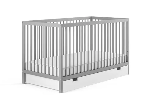 Kids Collective Babybett 70x140 cm mit Schublade und Matratze - Höhenverstellbares Gitterbett aus Buchenholz mit praktischer Schublade und punktelastischer Matratze für besten Schlafkomfort. Ideal für moderne Familien und sicher für Kinder von Geburt bis 6 Jahre.