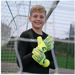 Catch & Keep Torwarthandschuhe Fly Kids Gelb Größe 3 - Torwarthandschuhe für Kinder, schnell trocknend und atmungsaktiv, ideal für junge Fußballer, die ihre Fähigkeiten verbessern möchten.