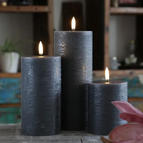 LED Kerzenset PIA Uyuni - Rustik-Optik 3 Größen - Elegantes 3er Set LED Kerzen aus Echtwachs in Rustik-Optik, inkl. Fernbedienung und Batterien. Mit 3D Flamme für realistischen Kerzenschein und 6-Stunden Timer für gemütliche Abende.