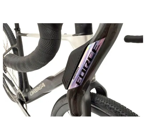 Orbea TERRA M21eTEAM 1X Gravel Bike - XL - Carbon/Silver - Das Orbea TERRA M21eTEAM 1X ist ein leichtes und vielseitiges Carbon-Gravelbike, perfekt für Abenteuer und lange Strecken. Mit SRAM Force AXS 13-Gang Schaltung und hydraulischen Scheibenbremsen für optimale Kontrolle und Komfort.