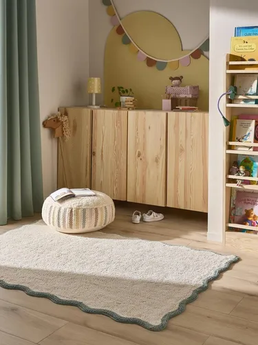 Lytte Waschbarer Kinderteppich Emilia Grün 90x130 cm - Der waschbare Kinderteppich Emilia in Grün bringt Farbe ins Kinderzimmer. Er ist pflegeleicht und sorgt für Gemütlichkeit, während er das Interieur stilvoll ergänzt. Ideal für kreative Spielwelten und einladende Rückzugsorte.