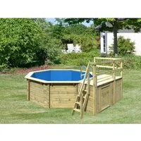 Karibu Pool 1 Set C inkl. Skimmer und Sonnenterrassen - Massivholzpool aus kesseldruckimprägnierten Blockbohlen, ideal für den Garten. Mit 111 cm Wassertiefe und 11 m³ Volumen bietet er Platz für Spaß und Entspannung. Die innovative Folienbefestigung reduziert Faltenrisiko.
