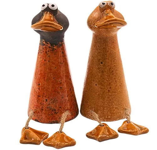 2er Set Kantenhocker Ente - Charmante Deko-Enten für Garten und Balkon - Gartenstatuen aus Keramik im warmen Braunton, ideal als fröhliche Teichdeko oder Blickfang auf der Fensterbank.
