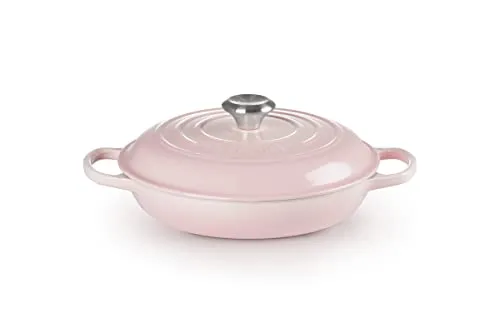 LE CREUSET Gourmet Profitopf 26cm Shell Pink SIGNATURE - Hochwertiger 26 cm Gusseisen-Bräter von Le Creuset in ansprechendem Shell Pink, ideal für perfekte Braten und vielseitig einsetzbar auf allen Herdarten und im Backofen.