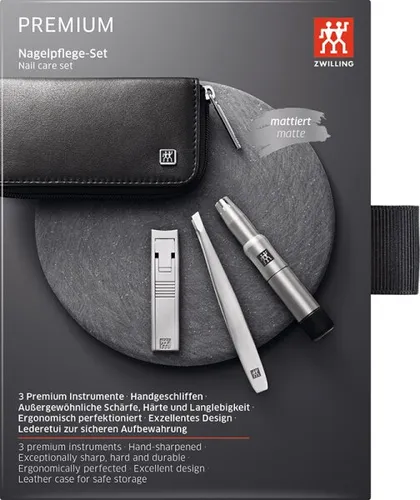 Zwilling Schwarzes Leder-Etui mit Reißverschluss 3-tlg. - Nagelpflegeinstrumente-Set in edlem schwarzen Lederetui, enthält schrägen Pinzetten, Nagelknipser und Nasen- und Ohrenhaarschneider für perfekte Pflege unterwegs.