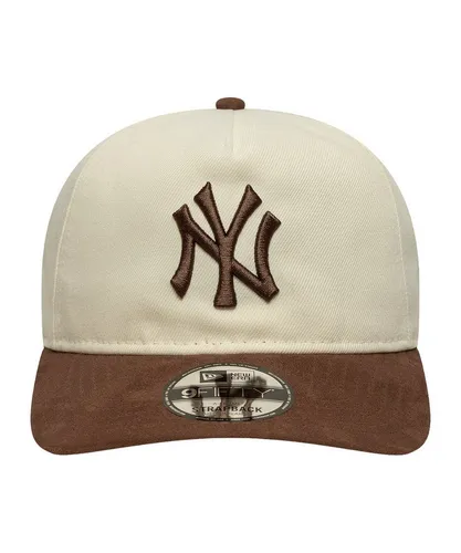 New Era 9Fifty A-Frame Snap Cap SUEDE New York Yankees - S/M - Stilvolle Snapback-Hut für Herren in Beige, ideal für Freizeit und sportliche Anlässe. Aus hochwertigem 100% Polyester gefertigt, sorgt er für einen bequemen Sitz und lässigen Look.