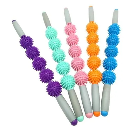 Igel Massagestick mit 3 oder 5 Massagebällen, ergonomischer Grip, stabiler Stahlkern - Ideal für gezielte Selbstmassage und Muskelregeneration. Die speziellen Noppen lösen Verspannungen und fördern die Beweglichkeit. Ergonomische Griffe und stabiler Kern sorgen für komfortable Anwendung.