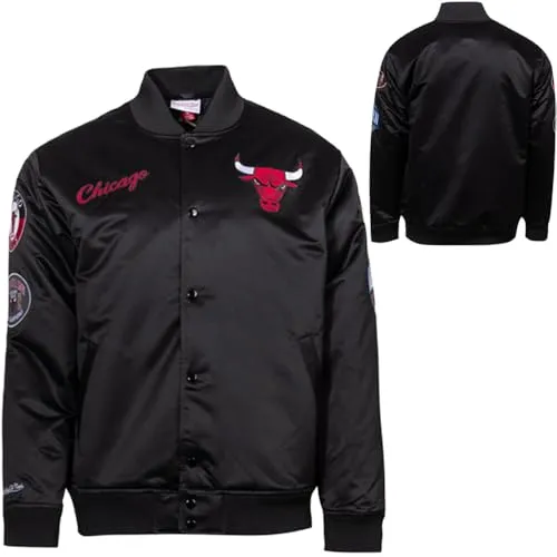 Mitchell & Ness NBA Blackout Heavyweight Satin Jacke | Chicago Bulls | Größe L, Schwarz - Exklusive NBA Jacke im Retro-Design von Mitchell & Ness. Hochwertige Patches und Stickereien sorgen für ein einzigartiges Erscheinungsbild. Angenehmes Tragegefühl dank weichem Innenfutter und Rippbündchen. Perfekt für Fans und Streetwear-Liebhaber.
