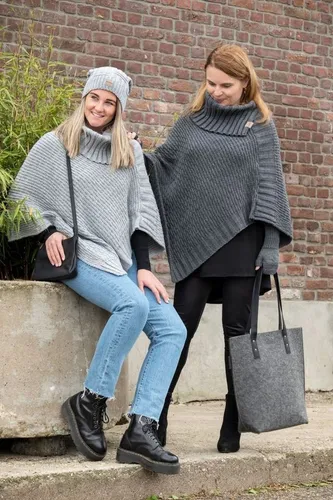 KNIT FACTORY Nicky Gestrickter Poncho - Damen Strickponcho mit Kragen - Strick Ponchos & Capes für Damen - Eleganter Winterponcho mit umgeschlagenem Kragen, warm und pflegeleicht dank 30% Wolle, ideal für jedes Outfit.