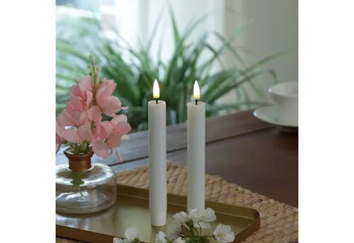 LED Stabkerzen MIA - Echtwachs mit 3D Flamme - 15cm - 2 Stk - Hochwertige LED Stabkerzen aus Echtwachs mit realistischem Flackern, ideal für romantische Tischdekoration. Bis zu 300 Stunden Leuchtdauer mit Timer und Fernbedienung für einfachen Komfort.