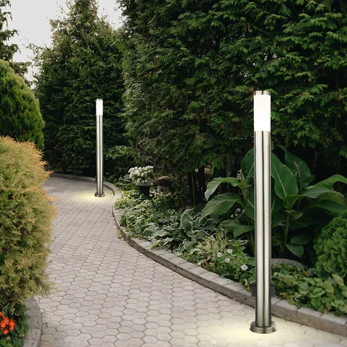 Edelstahl Außenlampe mit Steckdosen - 2er Set - Design Stehleuchte aus Edelstahl für den Außenbereich mit 2 integrierten Steckdosen. Ideal für Gartenbeleuchtung und Stromversorgung von Gartengeräten. Schutzart IP44 für wetterfeste Nutzung.