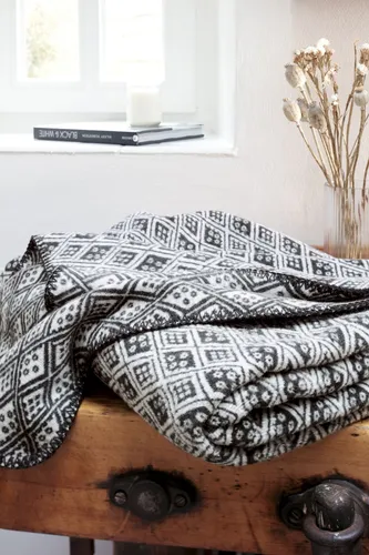 Plaid / Decke Wohndecke Mono 150 x 200 cm - Stylische Wohndecke in Mono-Design, ideal für gemütliche Abende. Mit einer Größe von 150x200 cm sorgt sie für wohlige Wärme und ist vielseitig einsetzbar.