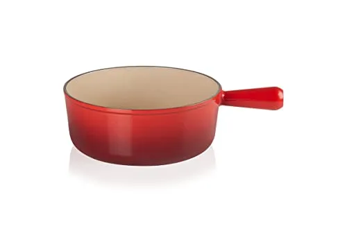 Le Creuset Caquelon aus Gusseisen, 24 cm, Kirschrot - Pfannen für Fondue und mehr, ideal zum gleichmäßigen Schmelzen von Käse und Schokolade, backofenfest und für alle Herdarten geeignet, inklusive 30 Jahre Garantie.