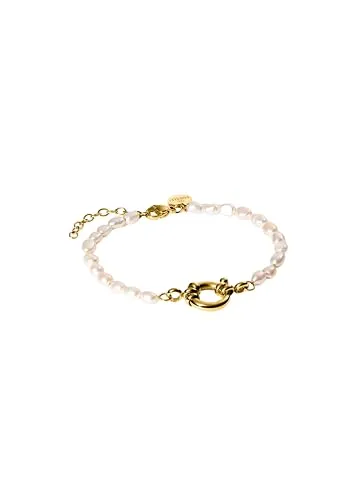 Purelei Pearl Charm Armband Damen – Elegantes Schmuckstück mit Süßwasserperlen und 14K/18K Vergoldung - Verstellbare Länge von 16–19 cm für optimalen Tragekomfort. Das Armband kombiniert natürliche Süßwasserperlen mit einer großen Charm-Öse, ideal für individuelle Gestaltung. Hochwertiger Edelstahl sorgt für dauerhaften Glanz und Robustheit.