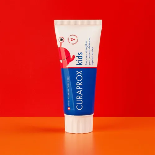 Curaprox Kids Zahnpasta Erdbeere 60 ml - Zahnpasta für Kinder ab 2 Jahren, ohne Fluorid (0ppm), sorgt für sanfte und sichere Zahnreinigung mit leckerem Erdbeergeschmack.