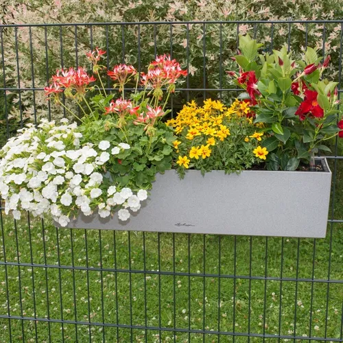 Blumenkastenhalter Typ Lechuza für Doppelstabmattenzaun in silber von Vario-Fix - Die Blumenkastenhalterung